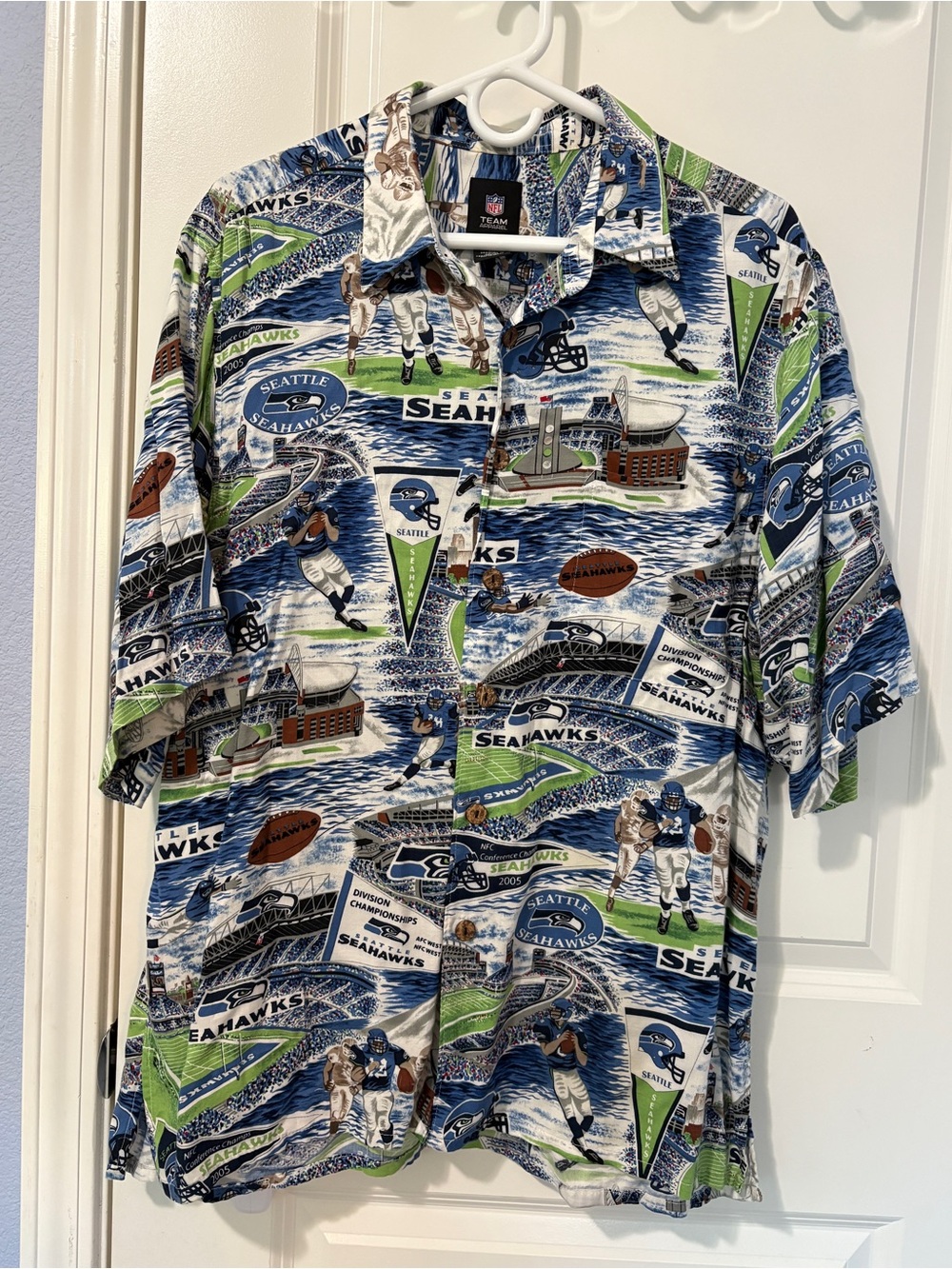 Seattle Seahawks Hawaiian Shirt Men’s Large NFL Team Apparel Button Up